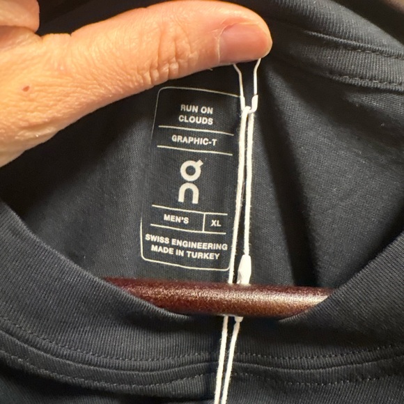 Nwt on cloud men’s graphic tee - Picture 4 of 4